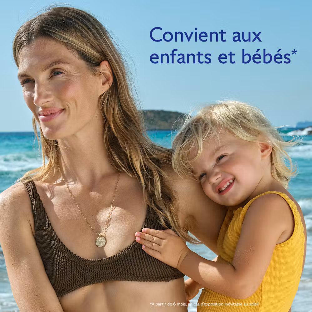 L'Eau Solaire Très Haute Protection SPF50+ convient aux enfants et bébés
